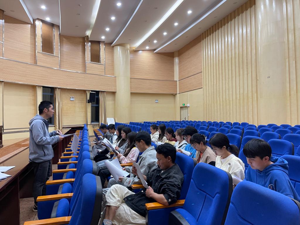 黑料不打烊
学生第四党支部组织学习党的二十大报告