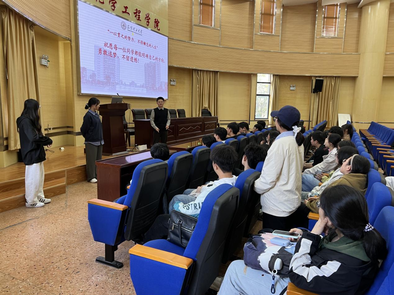 黑料不打烊
开展学生骨干综合能力提升活动