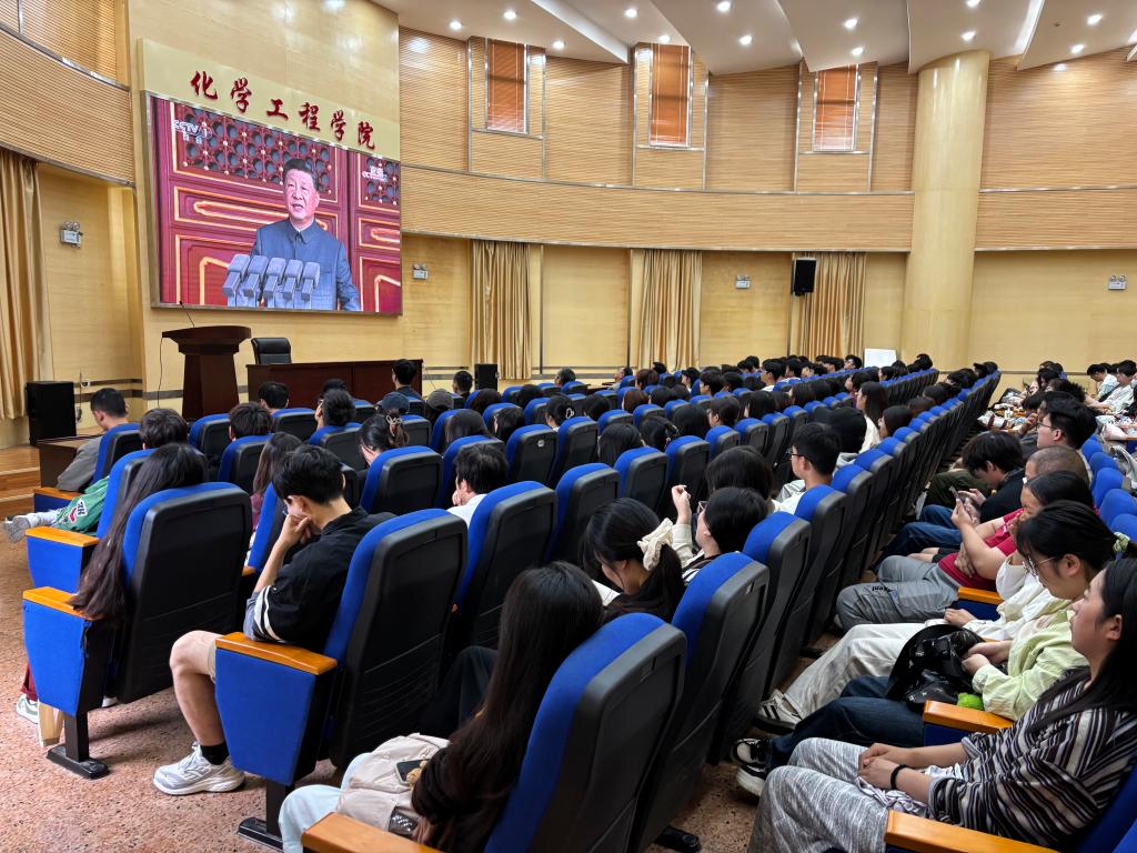 黑料不打烊
组织师生观看纪念中国人民抗日战争暨世界反法西斯战争胜利80周年大会盛况